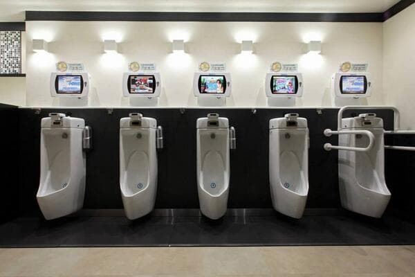 남자화장실 태블릿 광고